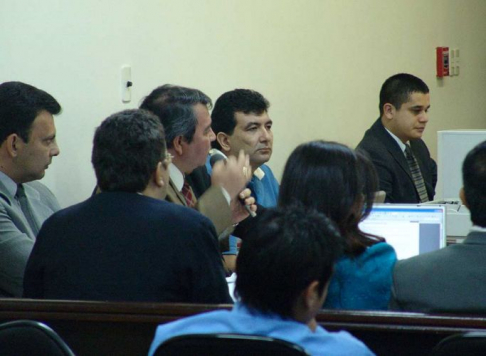 El acusado Leoncio Mareco (c) durante el juicio oral y publico