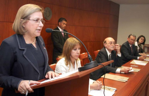 La Presidenta de la Corte Suprema de Justicia se dirigió a los presentes. A la derecha, el jurista Miguel Ciuro.
