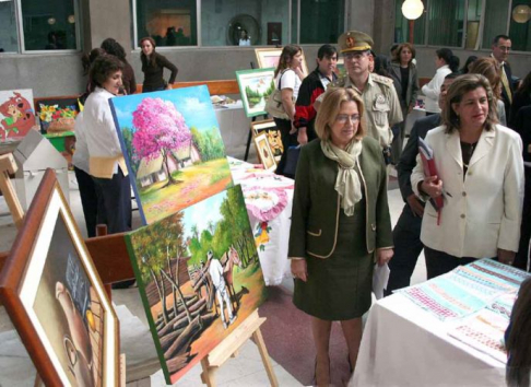 La presidenta de la Corte Suprema de Justicia, doctora Alicia Pucheta de Correa observa algunos de los cuadros expuestos. 