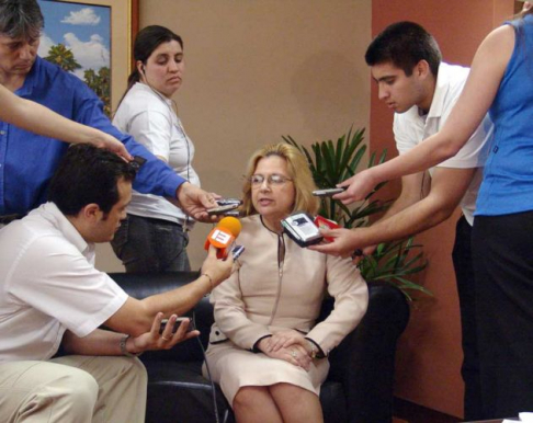 Presidenta de la Corte dialogando con periodistas del area judicial