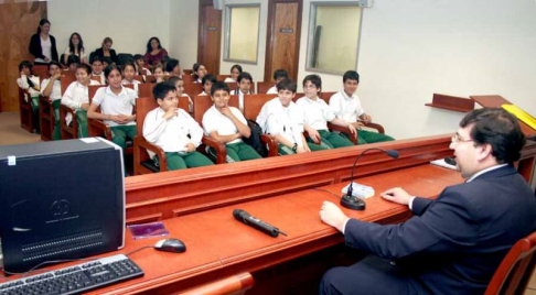 Imáges de los alumnos del Instituto Madre Eugenia Ravasco y el defensor público Daniel Gómez Rambado durante la charla. 