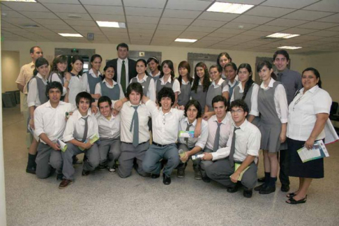 Alumnos del Colegio Maria Auxiliadora en compania del Defensor  Camilo Torres