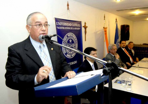 Momento en que el ministro de la Corte Suprema de Justicia, doctor Oscar Bajac presenta su libro.