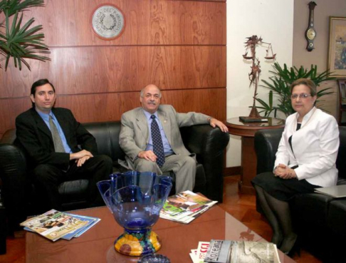 Reunión entre la Presidenta de la Corte, doctora Alicia Pucheta de Correa y el rector de la UNA, Ing. Pedro González.