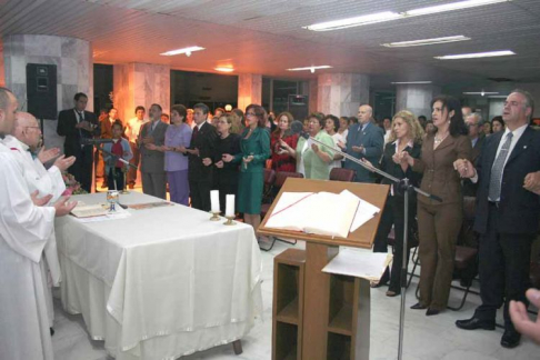 Imágenes de la celebración eucaristica durante la oración del 