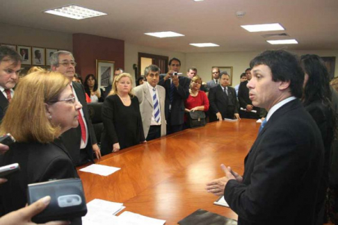 Presidenta de la Corte junto con el ministro Raúl Torres Kimser en reunión con gremios de abogados y escribanos