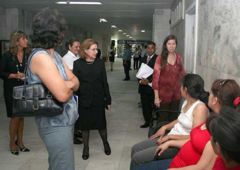 La Presidenta de la Corte además de recorrer las distintas oficinas conversó con los usuarios de justicia.