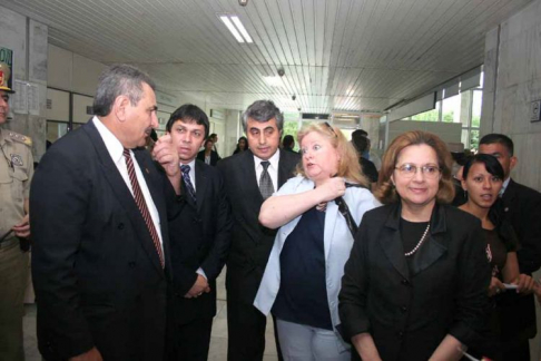 Imagen del recorrido de la presidenta de la Corte, doctora Alicia Pucheta de Correa, acompañada del ministro Antonio Fretes y representantes del Colegio de Abogados y Escribanos.