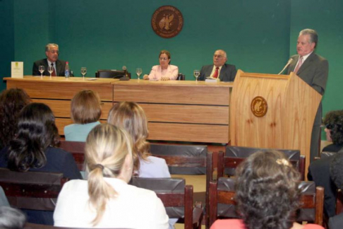 Momento de la presentación de la obra “Comentario a la Constitución –Tomo III” a cargo del ministro de la Corte Suprema, doctor Víctor Núñez.  