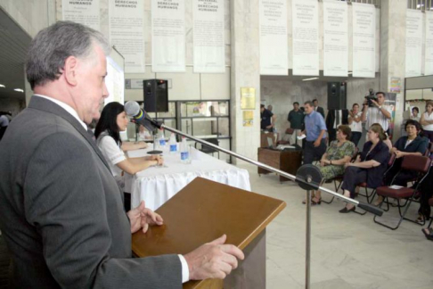 Ministro de la Corte Suprema de Justicia, doctor Victor Manuel Nuñez dando las palabras de apertura a la semana de los DD HH 