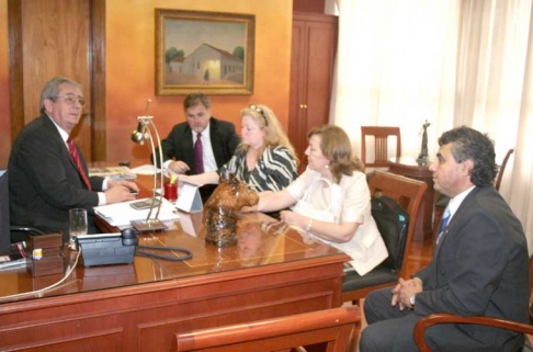 Ministro de la Corte Suprema de Justicia doctor Raul Torres Kirmser en la reunión con los representantes del Colegio de Escribanos del Paraguay