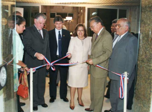 Momento en el que se cortó la cinta en la inauguración del 