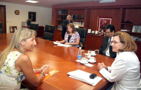 Presidenta de la Corte en reunión con integrantes de Transparencia Paraguay