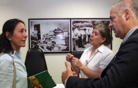 La directora del Centro Cultural de España “Juan de Salazar”, Mirian  Martínez  conversando con Rosa Palau y el doctor José María Benítez Riera.