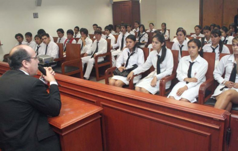 El juez Rubén Riquelme en conferencia con alumnos del colegio Pablo Patricio Bogarín