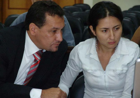 La acusada, Zully Lorena Samudio acompañada de su abogado defensor.