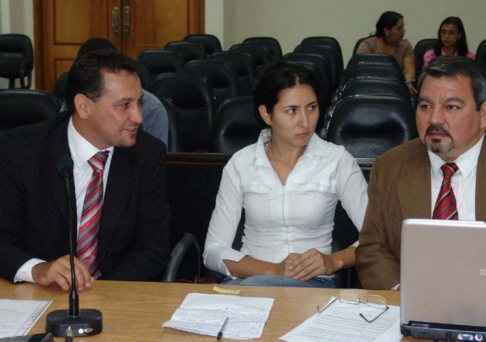 Zully Lorena Samudio conversa con sus abogados durante el juicio oral y público.