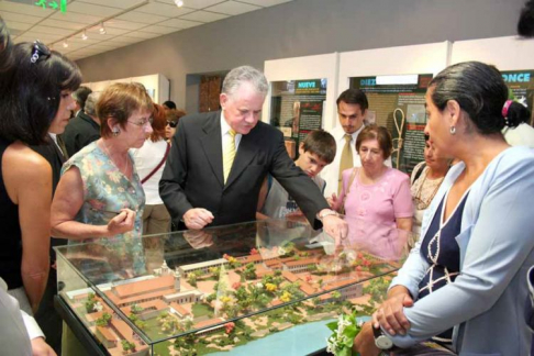 El presidente de la Corte, Víctor Núñez observa la maqueta instalada en el Museo de la Justicia.