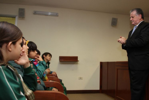 Victor Núñez, ministro de la Corte dictando charla a los alumnos de la Escuela Santa Catarina da Siena