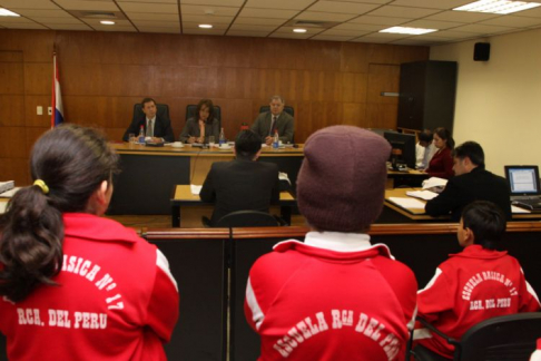 Alumnos de la escuela República del Perú observando una audiencia pública