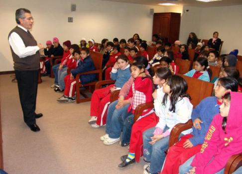 El defensor público Carlos Flores charlando con los pequeños visitantes