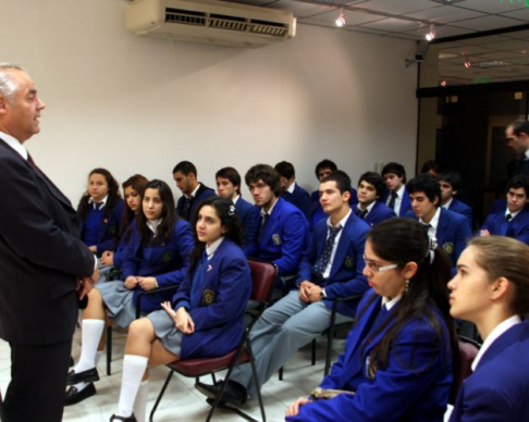 Alunmos del colegio San Jose durante la charla del doctor Luis Maria Benitez Riera.