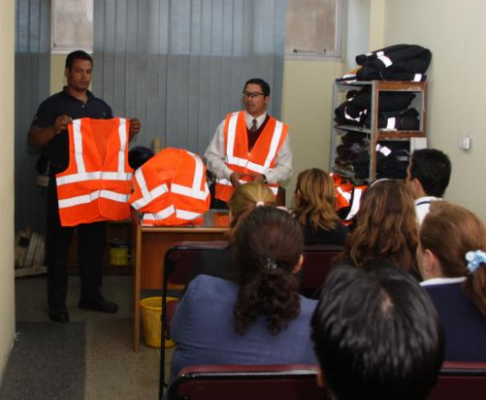 Momento de la entrega de los chalecos reflectivos.