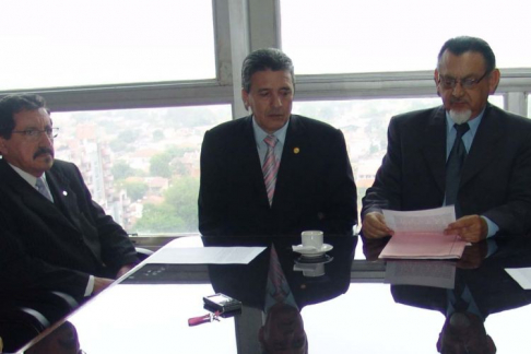 Firma del acuerdo entre el presidente de la Asociación de Magistrados, Angel Daniel Cohene y representantes de otros gremios