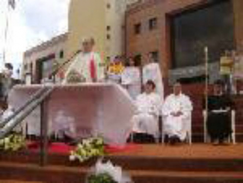 Monseñor Zacarías Ortiz y sacerdotes de la Diócesis, frente al Palacio de Justicia de Pedro Juan Caballero, en la explanada donde concelebró la Santa Misa.