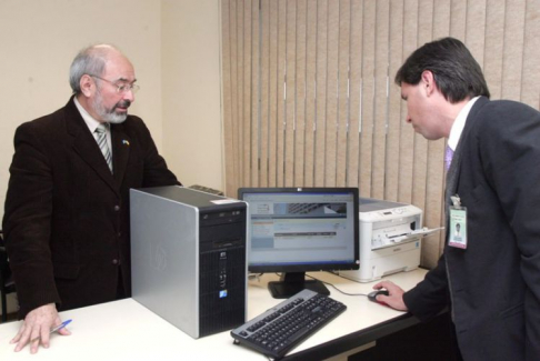 El minstro de la Corte Suprema, Víctor Núñez junto con con otras autoridades del Poder Judicial, durante la realización de la última videoconferencia