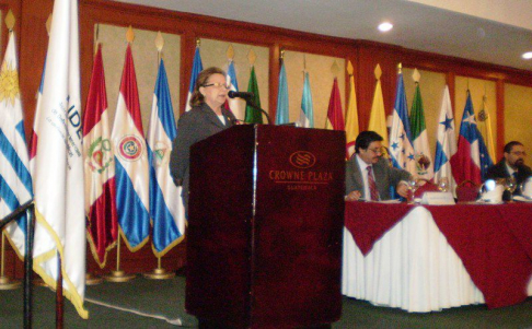 La minsitra Alicia Pucheta de Correa brindando su ponencia.