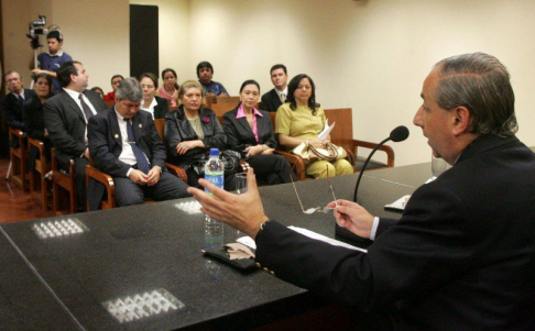 El expositor Jorge Scalada durante la conferencia realizada en el Palacio de Justicia de Asunción