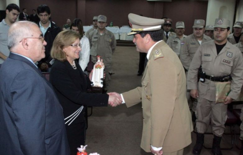 Momento en que la ministra Pucheta, acompañada del doctor Blanco, le obsequia una imagen de Santa Rosa de Lima al comisario Leguizamón