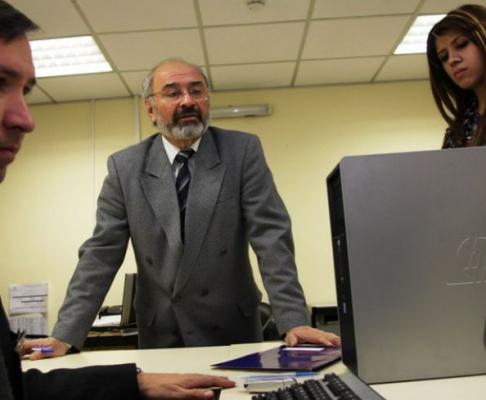 El magistrado Carlos Ortiz Barrios durante el sorteo de designacion de Tribunales de Sentencia realizado en la fecha.