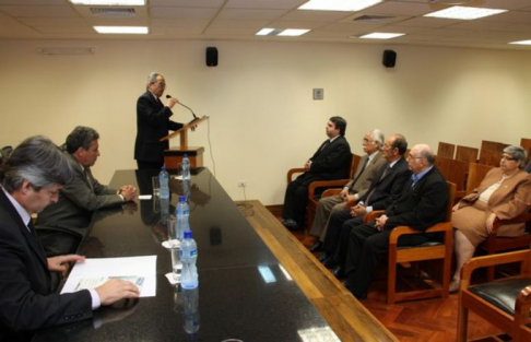 El doctor Marcos Riera Hunter durante el conversatorio sobre “La Ética Judicial en la República del Paraguay”