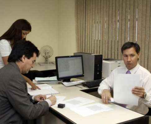 El magistrado Gustavo Santander estuvo presenta en el sorteo como representante de los Tribunales de Sentencia.