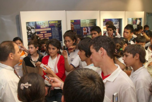 Los estudiantes durante el recorrido por el Museo de la Justicia, Centro de Documentación y Archivo para la Defensa de los Derechos Humanos