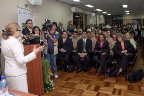 La ministra Alicia Pucheta de Correa dirigiéndose a los presentes