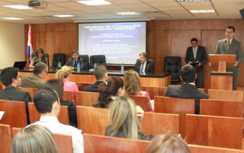 El abogado y licenciado en Ciencias Contables, José Eduardo Fleitas durante su exposición en el seminario de “Actualización en Derecho Tributario”