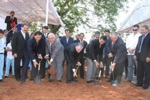 Momento de la palada inicial de las obras de la futura sede de Juzgados de Luque