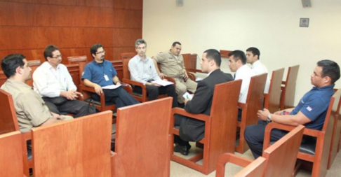 Momento del encuentro entre efectivos policiales y funcionarios del Departamento de Prevensión de Incendios