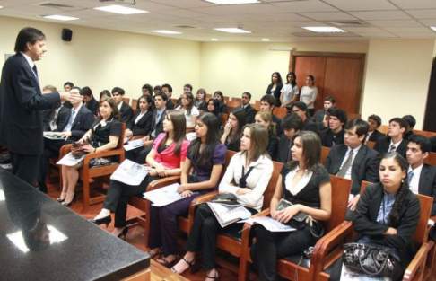 Los universitarios pudieron interiorizarse sobre el fuero civil durate su visita al Palacio de Justicia.