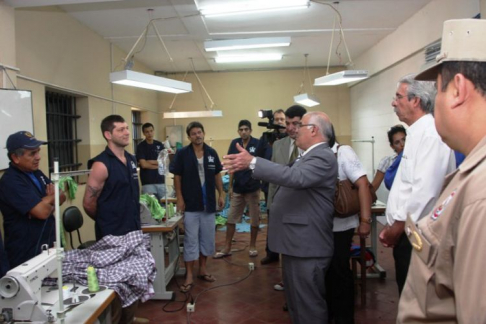 El ministro de la Corte Suprema de Justicia, doctor Sindulfo Blanco dialogando con los internos. 