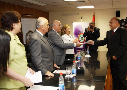 Momento de la entrega de reconocimientos a los defensores públicos