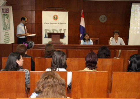 El Seminario se desarrolla en la Sala de Conferencia de la Corte Suprema de Justicia, noveno piso, torre norte.