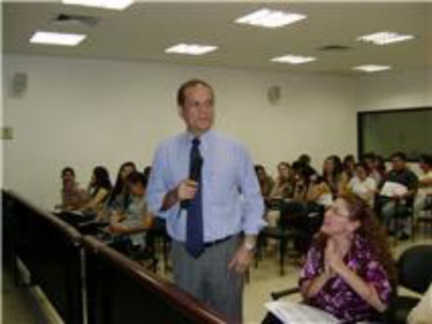 El doctor José Waldir Servín durante su exposición en el Seminario-taller sobre Litigación penal en juicios orales