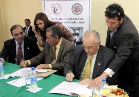 Durante otra firma de convenio realizada en el año 2010.