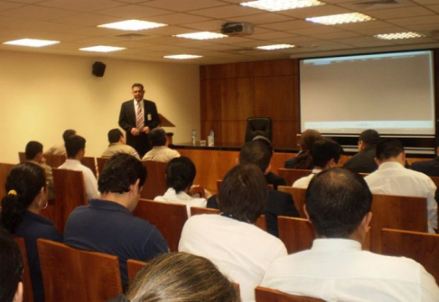 El instructor Mario Carrillo durante su exposición acerca de los mecanismos de seguridad