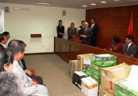 La entrega de los libros para diversas penitenciarías se efectuó en la Sala de Conferencias de la sede judicial de Asunción
