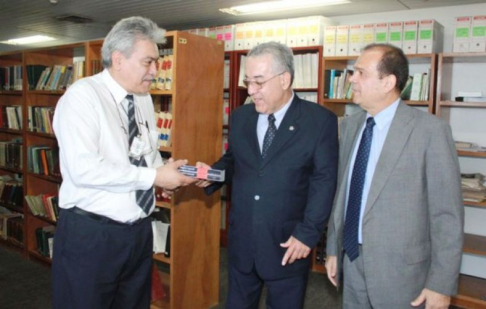 Momento en que el camarista José Waldir Servín y el doctor Luis Lezcano Claude hacen entrega de las 